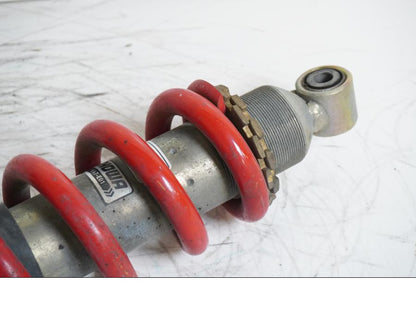 Baksidan på Stötdämpare från en Honda CBR 1100 XX -2001 motorcykel.