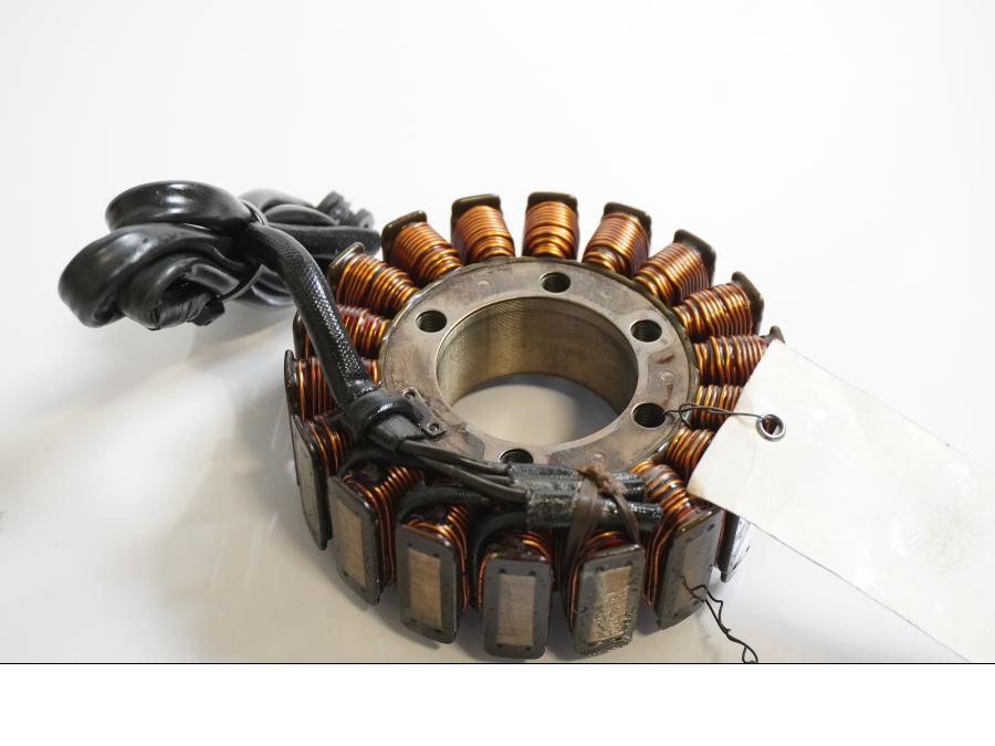 Framsidan på <p>Generator från Triumph Speed Triple 2005.</p>

<p>Stator.</p> motorcykel.