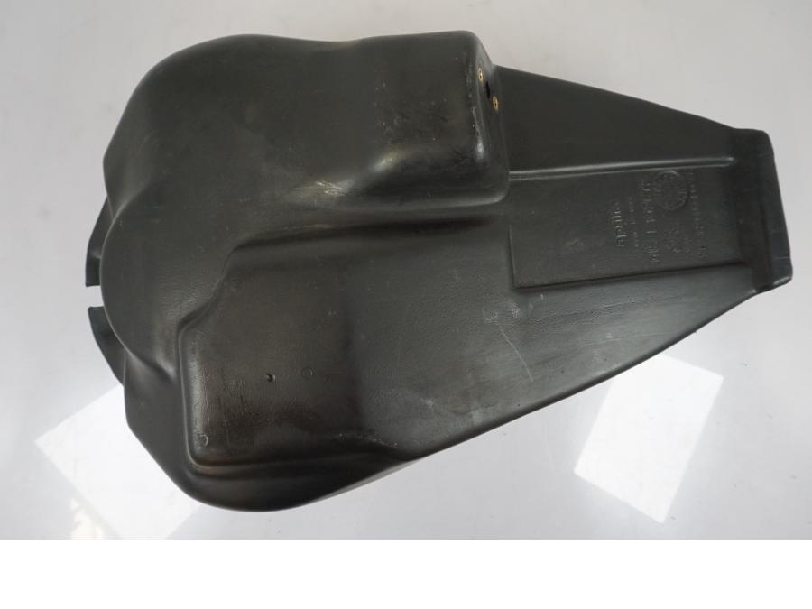 Snett nerifrån på Bensintank från en Aprilia RS 125 -2000 motorcykel.