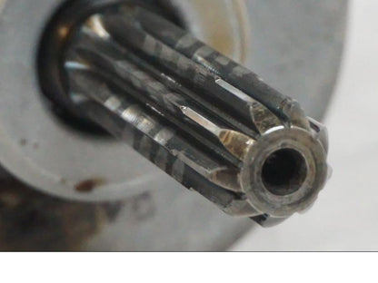 Snett uppifrån på Startmotor från en Suzuki VZR 1800 -2009 motorcykel.