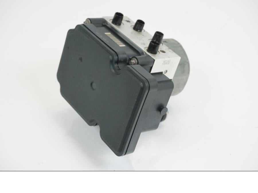 Höger sida på ABS Modulator från en KTM 1190 Adventure -2013 motorcykel.