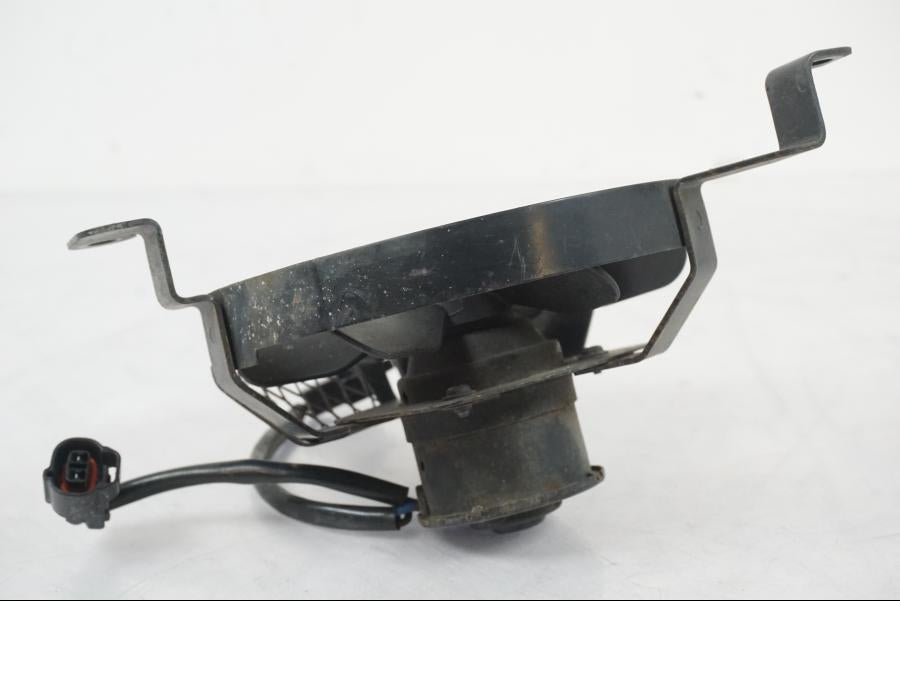 Vänster sida på Vattenkylfläkt från en Suzuki SV 650 S -2005 motorcykel.