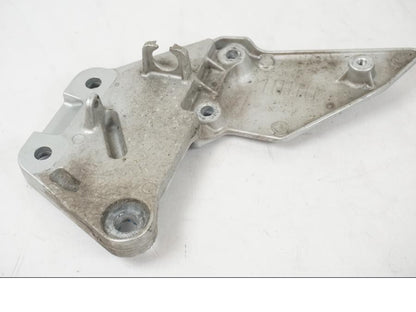 Extrabild1 på Fotpinnefäste inre från en Suzuki SV 650 S -2005 motorcykel.