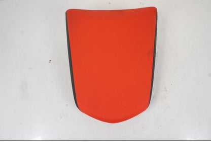 Vänster sida på Sadel från en Honda CRF 1000 Africa Twin -2016 motorcykel.