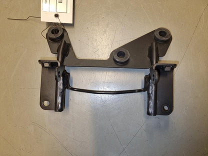 Framsidan på Instrumentpanelsfäste från en Kawasaki Z 800 -2014 motorcykel.