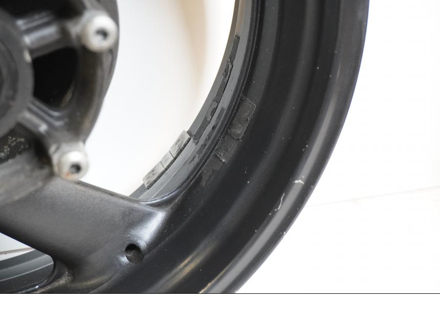 Vänster sida på Fälg från en Yamaha YZF 1000 R -2001 motorcykel.