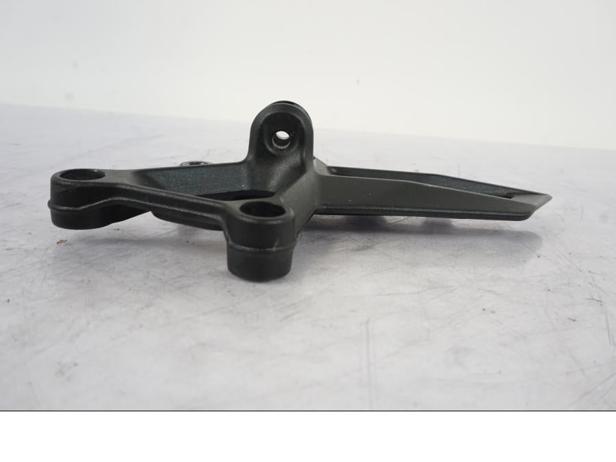 Höger sida på Fotpinnefäste från en KTM 1290 Super Duke -2019 motorcykel.