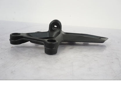 Höger sida på Fotpinnefäste från en KTM 1290 Super Duke -2019 motorcykel.