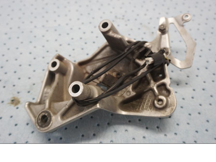 Baksidan på Fotpinnefäste från en BMW F 800 ST -2007 motorcykel.