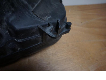 Vänster sida på Luftburk från en Yamaha XT 1200 Z -2011 motorcykel.