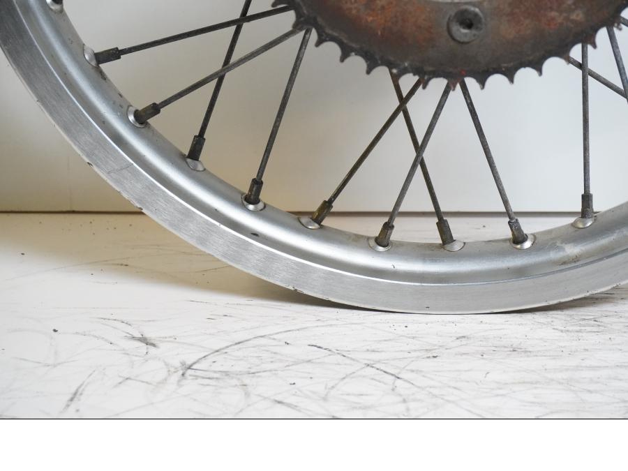 Snett uppifrån på Fälg från en Honda XL 125 R -1998 motorcykel.