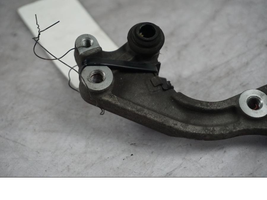 Snett nerifrån på Bromsoksfäste från en Honda SH 300 A -2011 scooter.