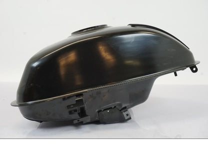 Snett uppifrån på Bensintank från en Triumph Trident -2021 motorcykel.