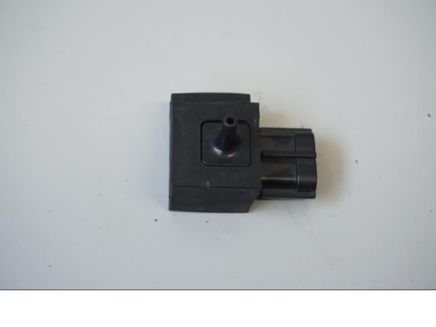 Baksidan på Mapsensor från en Suzuki GSX-R 1000 -2007 motorcykel.