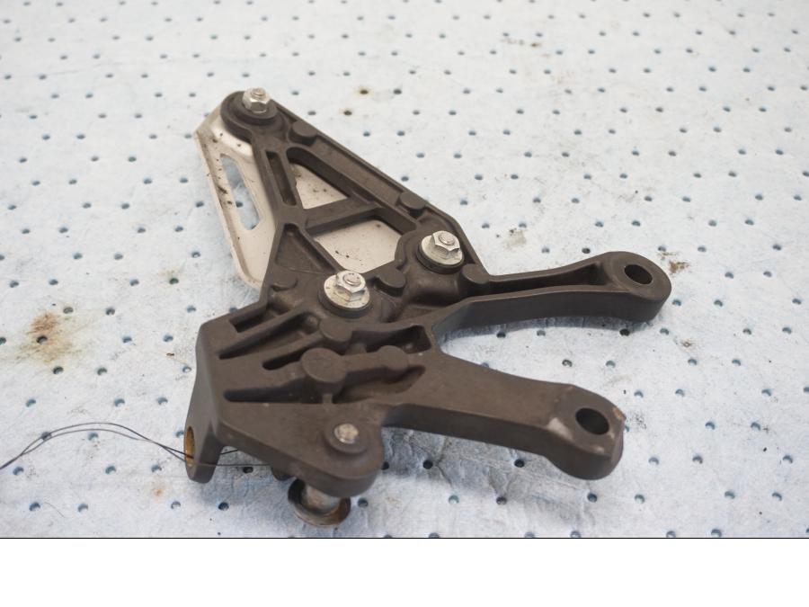 Baksidan på Fotpinnefäste från en Kawasaki Z 900 -2019 motorcykel.