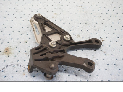 Baksidan på Fotpinnefäste från en Kawasaki Z 900 -2019 motorcykel.