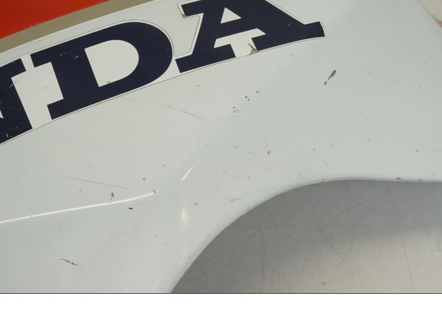 Snett uppifrån på Sidkåpa från en Honda NSR 125 -1991 motorcykel.