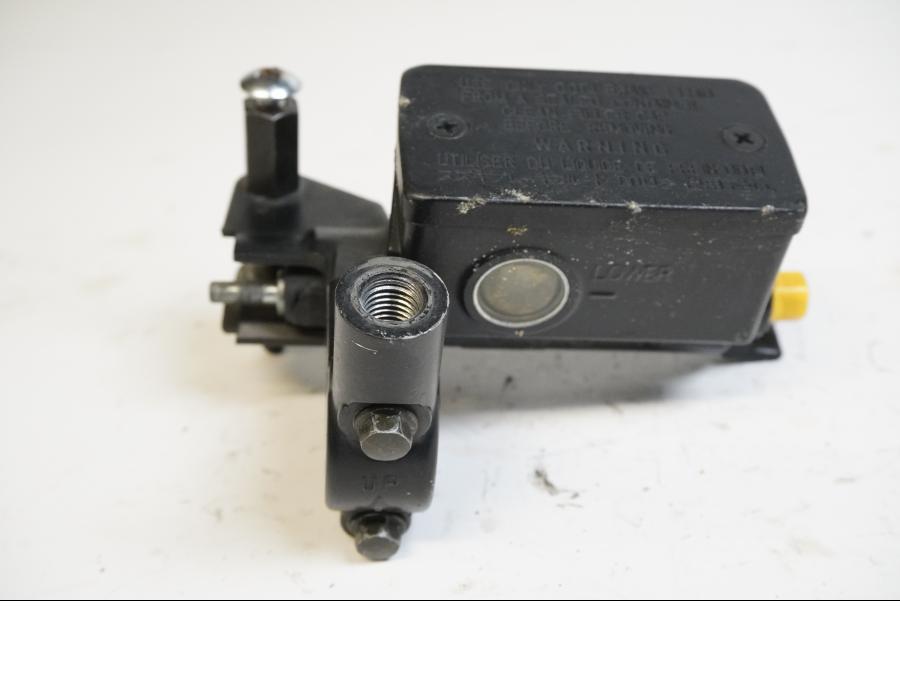 Framsidan på Kopplingshuvudcylinder från en Suzuki DL 1000 -2004 motorcykel.