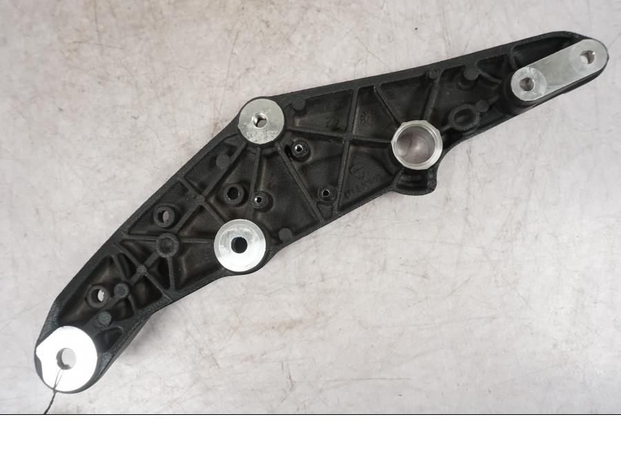 Vänster sida på Ramdel från en Ducati Multistrada V4 -2024 motorcykel.