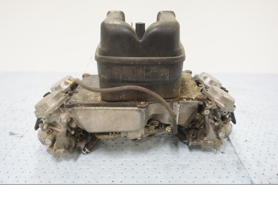 Baksidan på Förgasare från en Honda GL 1200 -1987 motorcykel.