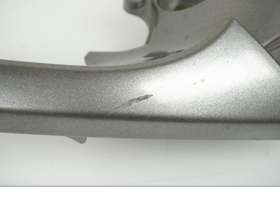 Baksidan på Passagerarhandtag från en Honda NT 700 -2008 motorcykel.