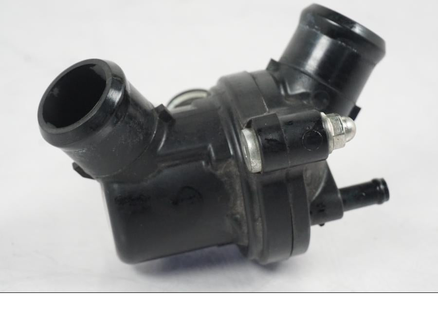 Vänster sida på Vattentermostathus från en Yamaha YZF 1000 R1 -2007 motorcykel.