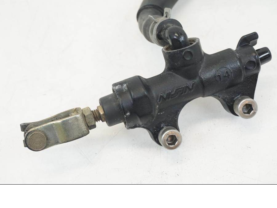 Baksidan på Bromshuvudcylinder från en Triumph TT 600 -2002 motorcykel.