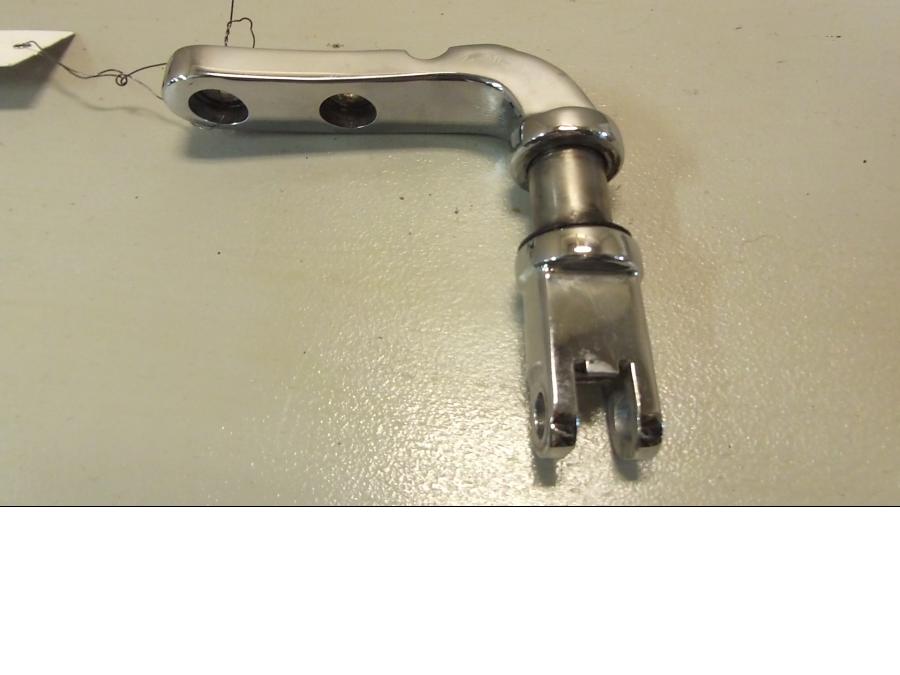 Framsidan på Fotpinnefäste från en H-D Dyna Low Rider FXDL -2004 motorcykel.