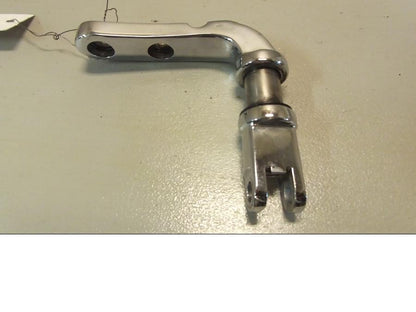 Framsidan på Fotpinnefäste från en H-D Dyna Low Rider FXDL -2004 motorcykel.