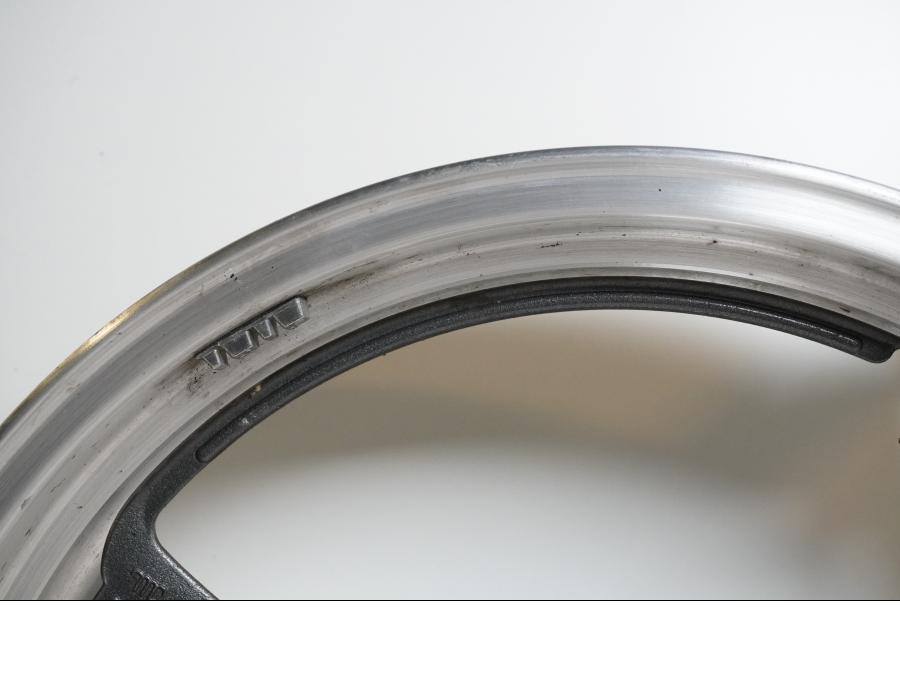 Snett uppifrån på Fälg från en Suzuki VZ 800 -2002 motorcykel.