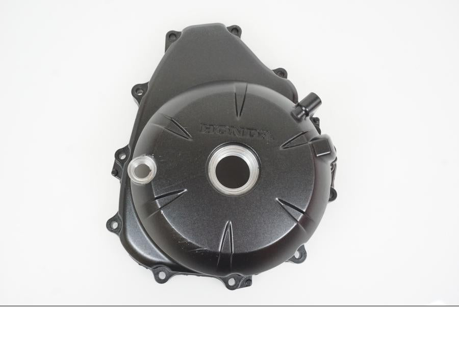 Framsidan på Generatorkåpa från en Honda NC 750 S -2016 motorcykel.