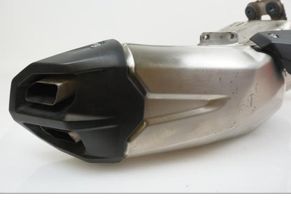 Snett uppifrån på Ljuddämpare från en BMW F 900 R -2021 motorcykel.