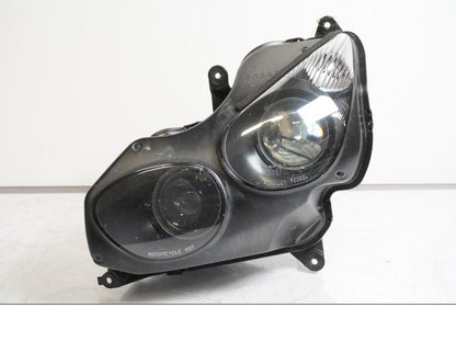 Framsidan på Strålkastare från en Kawasaki ZZ-R 1400 -2010 motorcykel.