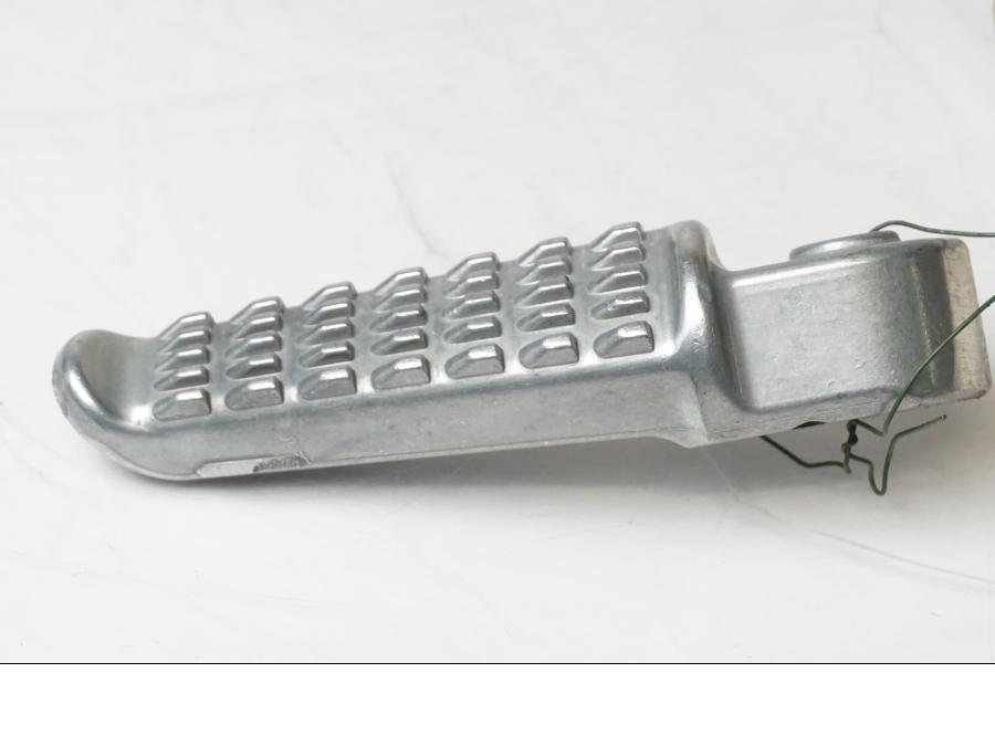 Höger sida på <p>Fotpinne vänster bak från Kawasaki ZZ-R 1400 2010.</p>

<p>Lätt skrap se bild.</p> motorcykel.