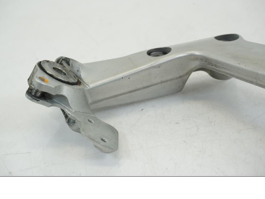 Snett nerifrån på Fotpinnefäste inre från en Ducati Streetfighter V4 -2020 motorcykel.