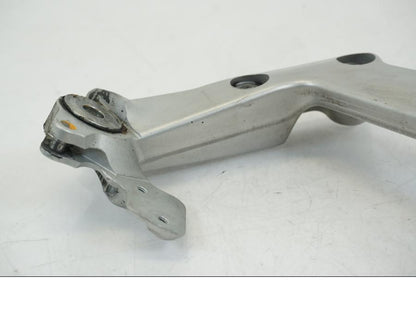 Snett nerifrån på Fotpinnefäste inre från en Ducati Streetfighter V4 -2020 motorcykel.