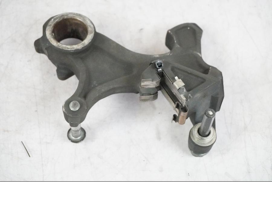 Baksidan på Bromsoksfäste från en Suzuki GSX-R 1000 -2008 motorcykel.