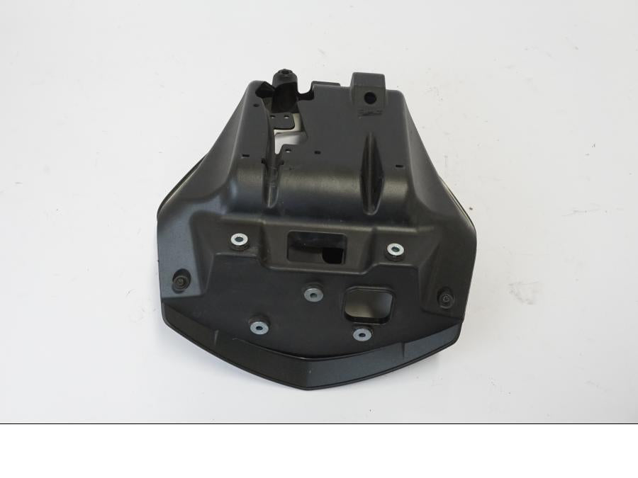 Snett nerifrån på Kåpset från en KTM 690 Duke -2016 motorcykel.