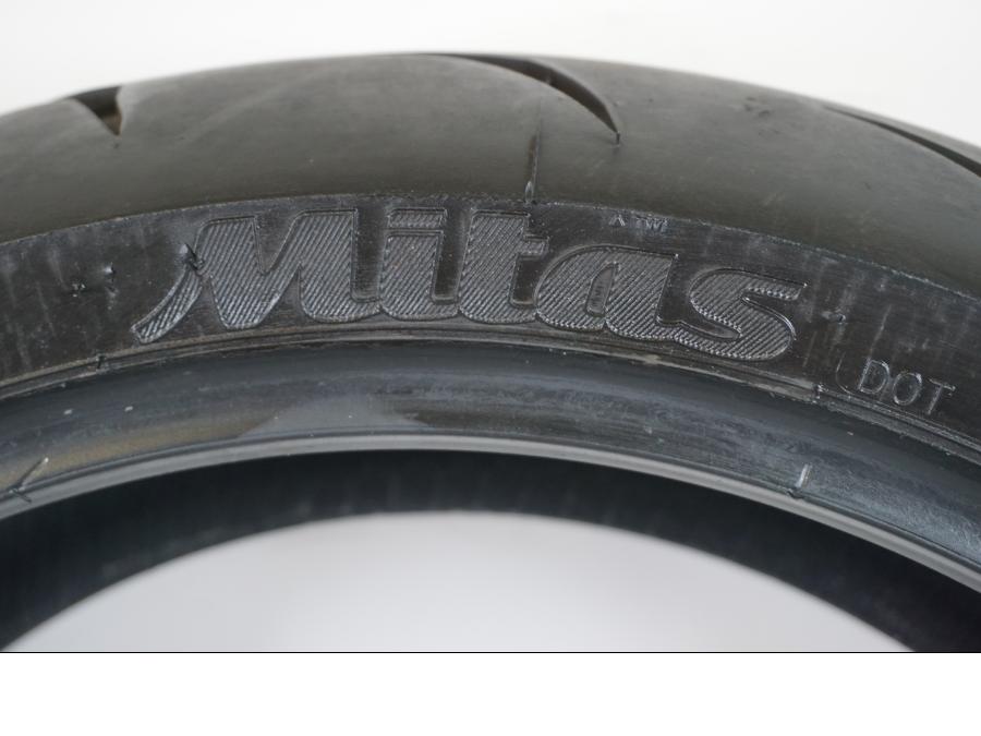 Höger sida på <p>Begagnad däck av märket - och modell Sportforce  .</p>

<p>Dimension 190/50-17. 73W</p>

<p>Mönsterdjup ca.4,5mm</p>

<p>Tillv. 29/2021</p> moped.