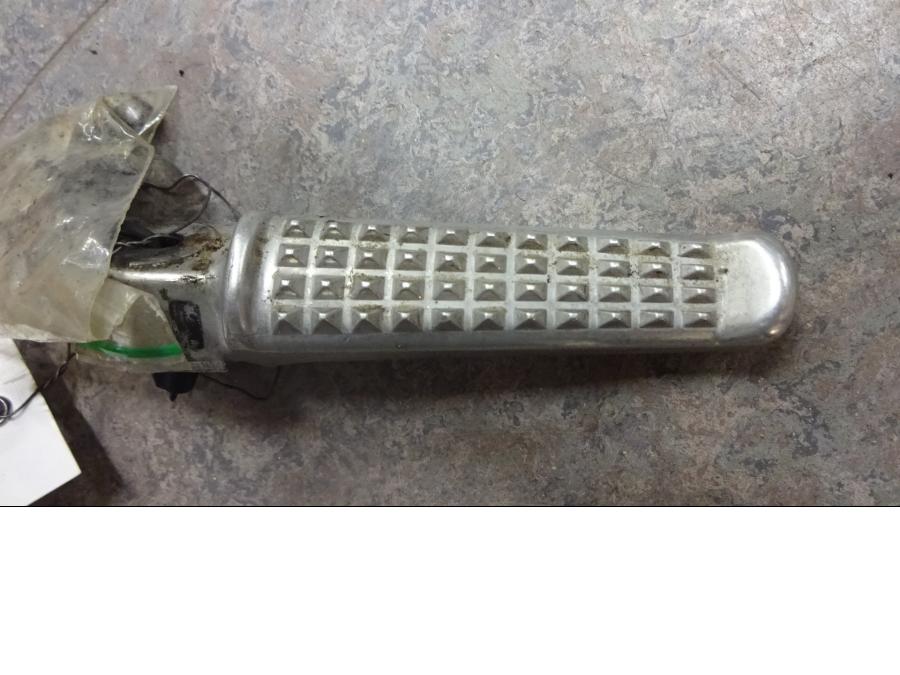 Höger sida på Fotpinne från en Honda CRF 1000 Africa Twin -2016 motorcykel.