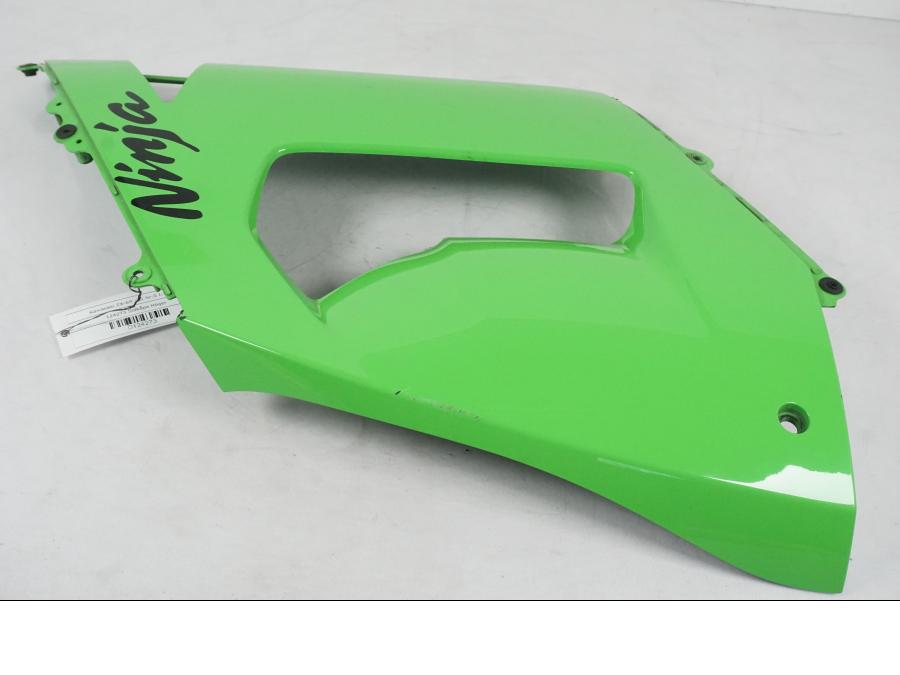 Snett nerifrån på Sidkåpa från en Kawasaki ZX-6R -2005 motorcykel.