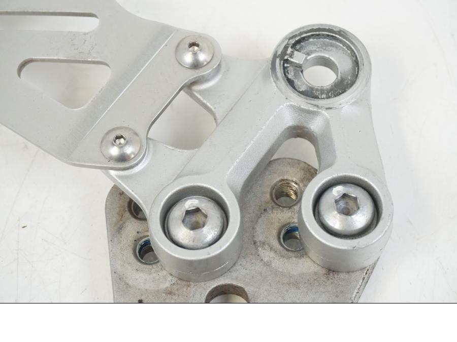 Höger sida på Fotpinnefäste inre från en Suzuki GSX-R 1000 -2007 motorcykel.