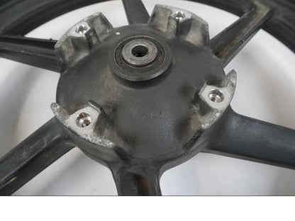 Baksidan på Fälg från en Honda CBR 125 R -2006 motorcykel.