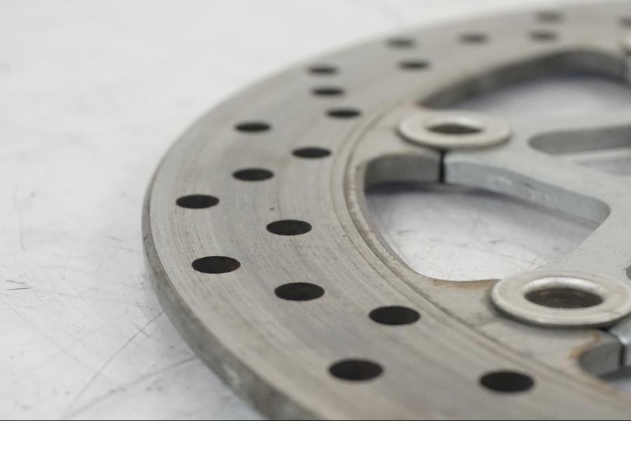 Snett nerifrån på Bromsskiva från en Suzuki VZR 1800 -2009 motorcykel.