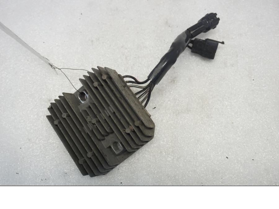 Framsidan på Likriktare från en Suzuki VL 800 -2004 motorcykel.