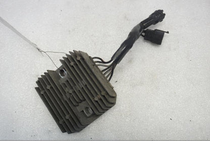 Framsidan på Likriktare från en Suzuki VL 800 -2004 motorcykel.