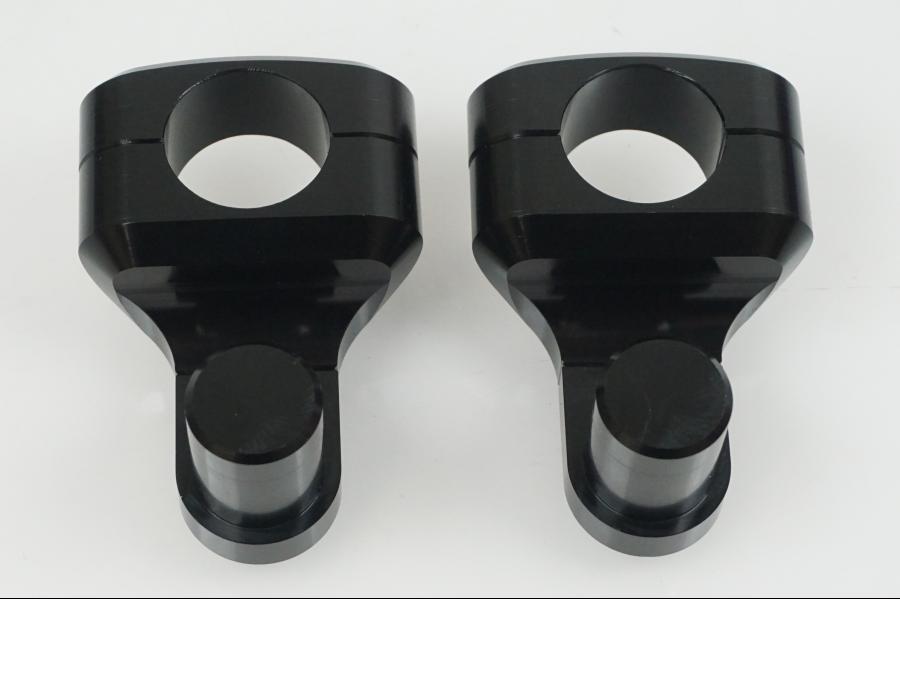 Höger sida på Styrfäste från en Universal Universal -2024 moped.