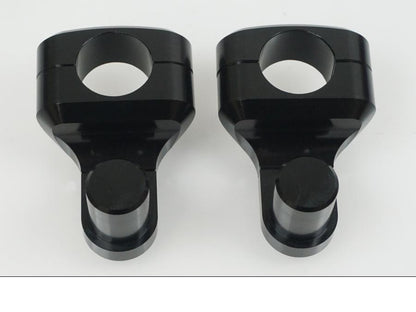 Höger sida på Styrfäste från en Universal Universal -2024 moped.