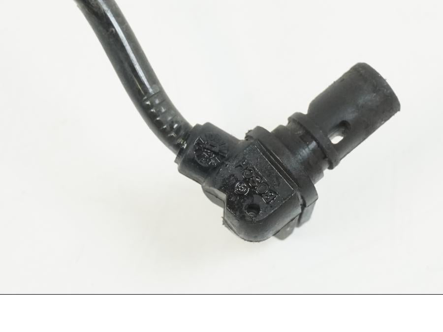 Snett nerifrån på ABS givare från en BMW S 1000 R -2019 motorcykel.