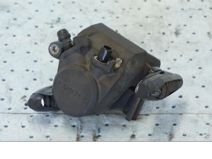 Snett nerifrån på Bromsok från en Suzuki GSX 1300 BK -2008 motorcykel.